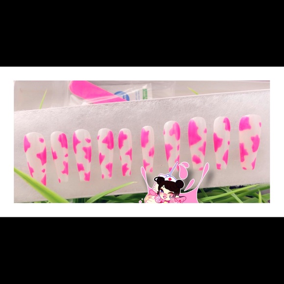 Pink cow print press on nails - Picture 2 of 4
